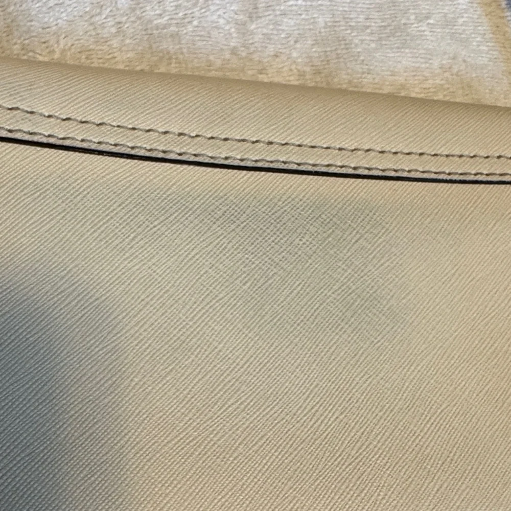 kate spade cream crossbody with gold turn-lock